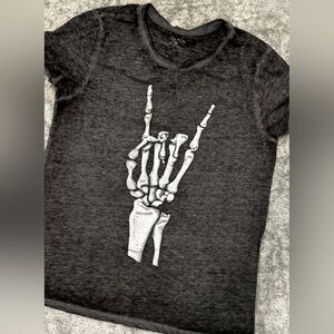 Zoe + Liv Skeleton Rock Hand Rocknroll Halloween Grey Tee. Size L